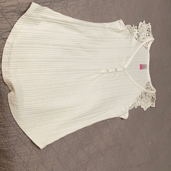 White sleeveless shirt - Picture 2 of 4